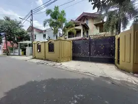 Rumah mewah siap huni plus kolam renang di Bambu Apus Jakarta Timur