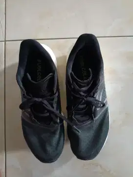 Sepatu lari New Balance FuelCell Rebel v3 'Black Vibrant Spring'