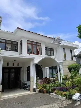 Rumah sudah renovasi siap huni pojok di bintaro, tangerang selatan
