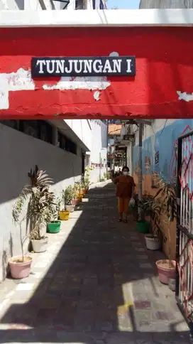 rumah 1,5lt gang Tunjungan tengah Surabaya 300 jt an