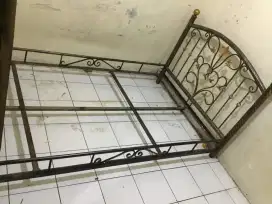 Ranjang besi nomor 3