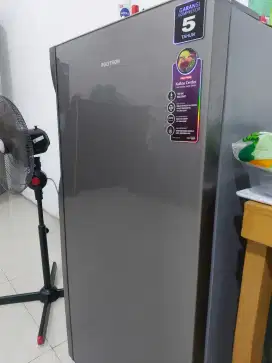 Kulkas 1 pintu merk polytron