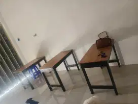 Meja makan warung ada 3 biji