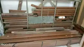 1 set Pegangan tangga dan balok tiang kayu bekas
