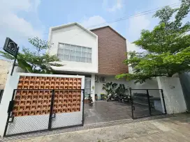 Rumah Besar untuk Usaha Studio Foto atau Rental Venue