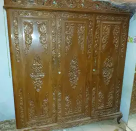 Di jual lemari kayu jati ukir 3 pintu