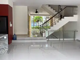 DIJUAL RUMAH ANCOL 144m2 FULLFURNISH,4 LANTAI,HADAP UTARA,KODE JV,AH