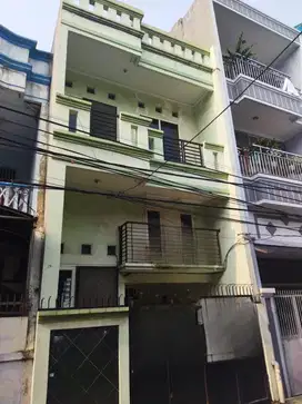 DIJUAL RUMAH PADEMANGAN 67,5m2 LOKASI STRATEGIS,3 LANTAI,KODE JV/AH