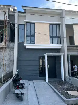 DIJUAL RUMAH GRAND ALANA GUNUNG ANYAR SURABAYA RON.A674