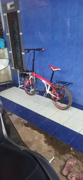 Sepeda ferarri merah
