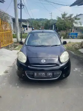 Dijual mobil Nissan march THN 2011