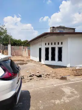 Rumah Kost Setengah Jadi pondasi kuat 3 lantai