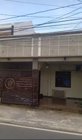 Rumah cantik pinggir jalan raya , strategis