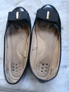 Sepatu kerja wanita