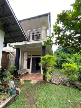 DIJUAL RUMAH PERISTIRAHATAN / VILLA 2 LANTAI UNTUK KELUARGA DI CILEBUT