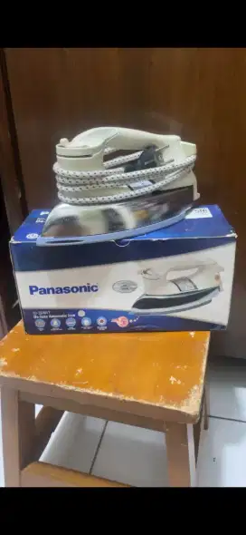 Setrika Panasonic NI-22AWT De-Luxe Automatic Iron.