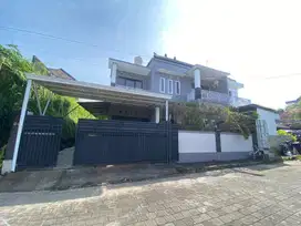 Dijual rumah 2 lantai di Jalan by pass ida bagus mantra,pering