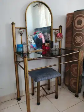 Meja Rias Kaca Besi Holo