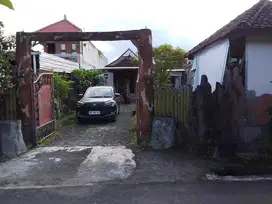 Jual Rumah seken Terawat Di Lingkungan Yang Nyaman Dengan Tanah Luas