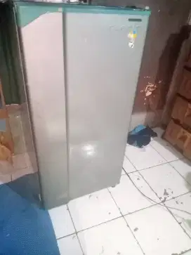 kulkas 1 pintu merk toshiba glacio