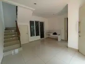 Rumah Sewa Dkt Sklh St John/ Pusat kulinetdan gereja Katholik