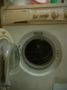Di jual mesin cuci Electrolux 8kg 1,2jt nego