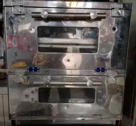 Peralatan masak ada kompor, oven, mesin giling