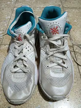 Di jual sepatu basket dwine wede size 44