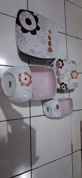 Piring makan lengkap