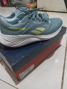 sepatu lari rebook