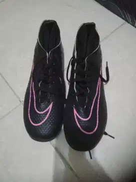 DI JUAL SEPATU FUTSAL