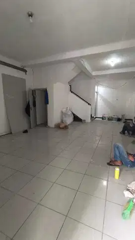 Disewakan ruko 3 lantai di jalan peta siap huni