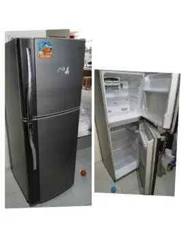 Di jual kulkas bekas 2 pintu merk Sharp.
