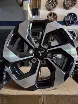 Velg oem pajero 2025 R18 pcd 6x139 ada 4bj