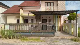 Disewakan rumah 2 lantai,4 kamar,3 kamar mandi,2 lantai bawah ,1 Atas