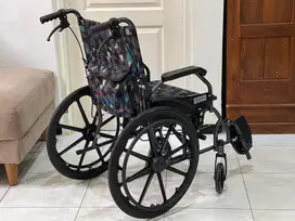 Kursi Roda Hitam Travel Friendly Bisa Dilipat - SEPERTI BARU