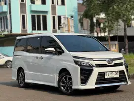 Toyota Voxy 2.0 AT 2018