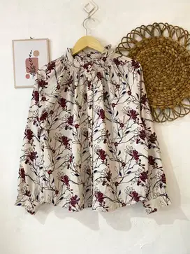 Blouse Wanita Floral Cream – Lengan Panjang dengan Detail Ruffle