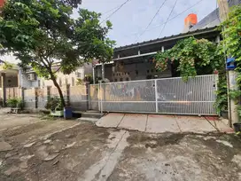 rumah cakep tanah luas posisi hook di perumahan pinggir jalan 2 mobil