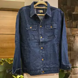 Jaket denim nevada  size M dijamin mulus baru 2x pakai