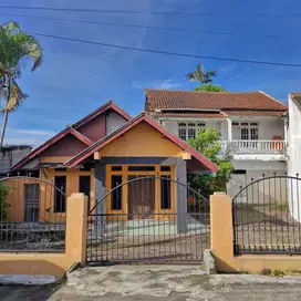 Dijual Cepat Rumah 2 Lt, Fasilitas Kolam Ikan dan Parkiran Luas