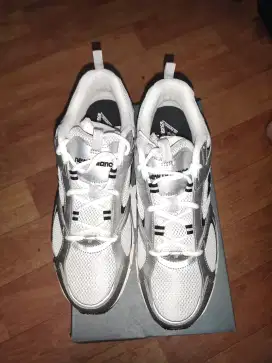 [BU] New Balance 408 US 11 Silver BNIB