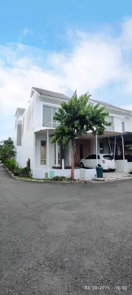DISEWAKAN RUMAH 2 LANTAI DI AMALFI VILLAGE