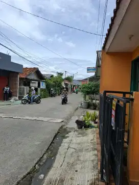 Disewakan/dijual rumah dan Toko lokasi strategis Perumnas Depok Timur