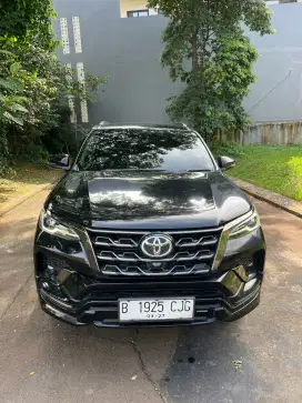 TOYOTA FORTUNER VRZ 4X2 HITAM KM RENDAH