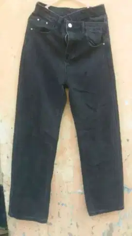 Celana levis wanita