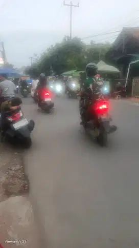 Cari pekerjaan, klo ada jadi penjaga toko or grosir