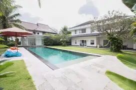 FOR SALE FREEHOLD    MODERN LUXURY VILLA IN UMALAS WITH RICE FIELD VIE