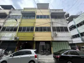 Ruko di Jalan Perniagaan Baru