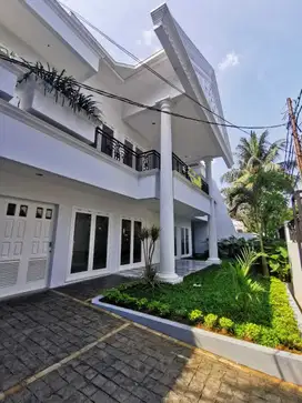 Disewakan Rumah Mewah di Hanglekir Kebayoran Baru